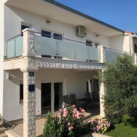 Apartment With A Parking Space Kastel Kambelovac, - 15480