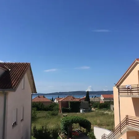 Apartment With A Parking Space Kastel Kambelovac, - 15480